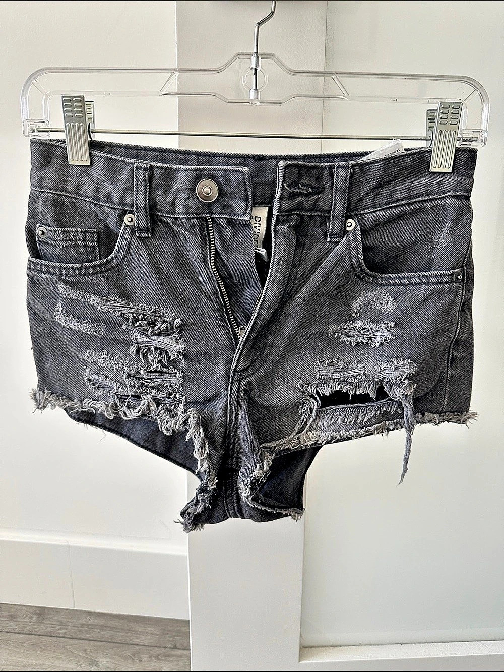 H&M Distressed high waisted Jean Shorts in Black